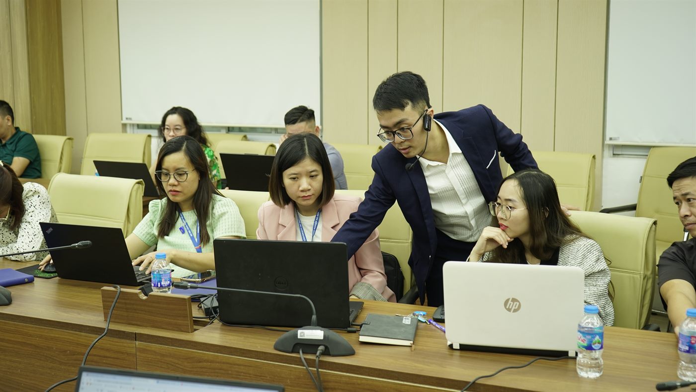 Lê Thanh Sơn hướng dẫn học viên thực hành trực tiếp