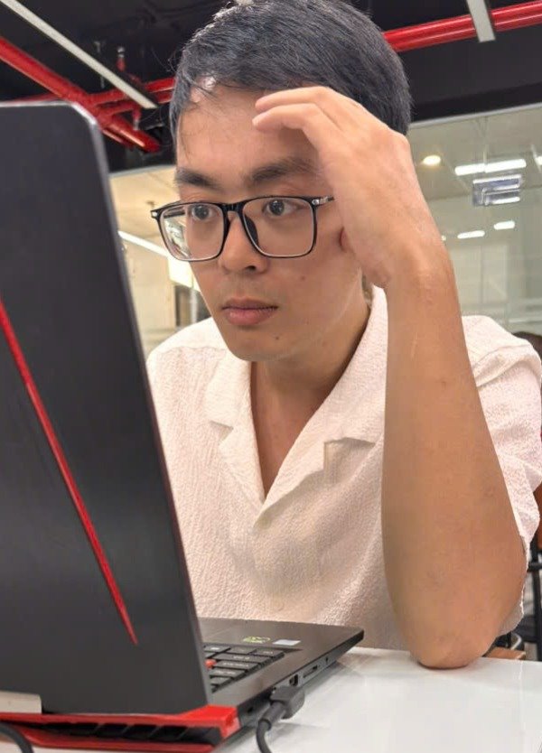 Lê Thanh Sơn trầm tư bên laptop, vật lộn với mớ kiến thức rải rác